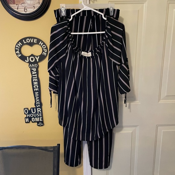 Gorgeous Top can be worn on or off Shoulder - Picture 9 of 9